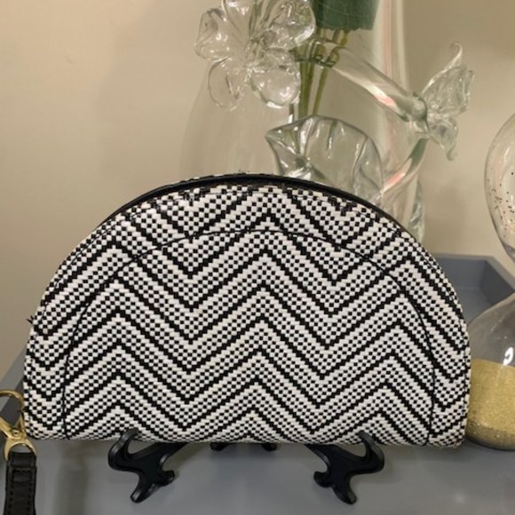 Black & White Chevron Pattern Wristlet - Picture 1 of 6